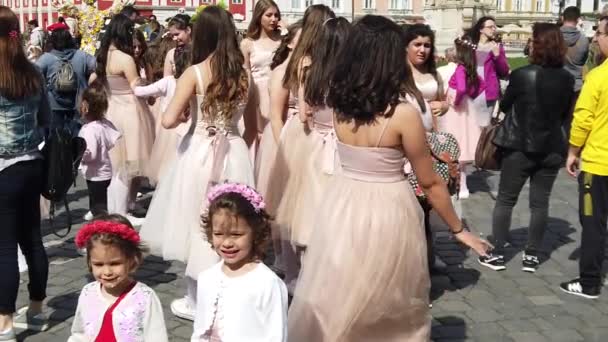 蒂米萨拉 罗马尼亚 2019年4月19日 联合广场 一群年幼的孩子在Timfloralis国际花展上表演芭蕾舞 — 图库视频影像