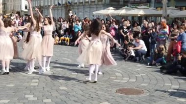 TIMISOARA, ROMANIA - 19 Nisan 2019: Union Square, TIMFLORALIS Uluslararası Çiçek Festivali 'nde bir grup genç bale yapıyor