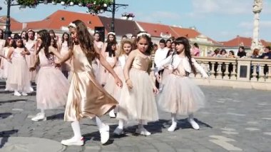 TIMISOARA, ROMANIA - 19 Nisan 2019: Union Square, TIMFLORALIS Uluslararası Çiçek Festivali 'nde bir grup genç bale yapıyor