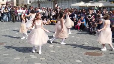 TIMISOARA, ROMANIA - 19 Nisan 2019: Union Square, TIMFLORALIS Uluslararası Çiçek Festivali 'nde bir grup genç bale yapıyor