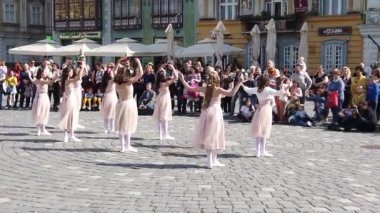 TIMISOARA, ROMANIA - 19 Nisan 2019: Union Square, TIMFLORALIS Uluslararası Çiçek Festivali 'nde bir grup genç bale yapıyor