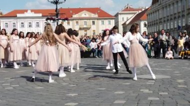 TIMISOARA, ROMANIA - 19 Nisan 2019: Union Square, TIMFLORALIS Uluslararası Çiçek Festivali 'nde bir grup genç bale yapıyor