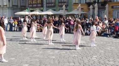 TIMISOARA, ROMANIA - 19 Nisan 2019: Union Square, TIMFLORALIS Uluslararası Çiçek Festivali 'nde bir grup genç bale yapıyor