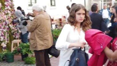 TIMISOARA, ROMANIA - 19 Nisan 2019: Liberty Square, TIMFLORALIS Uluslararası Çiçek Festivali hazırlıkları. Liseli kızlar birlikte fotoğraf çekiyorlar. Yavaş çekim görüntüleri