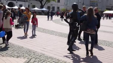 TIMISOARA, ROMANIA - 19 Nisan 2019: TIMFLORALIS Uluslararası Çiçek Festivali. İnsanlar ve turistler şehir merkezindeki çiçek süslemelerinin tadını çıkarıyorlar. Yavaş çekim görüntüleri