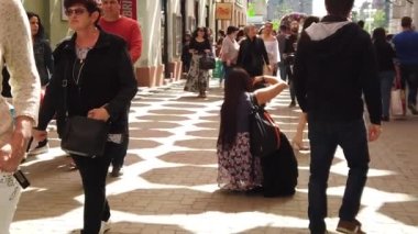 TIMISOARA, ROMANIA - 19 Nisan 2019: Zafer Meydanı, TIMFLORALIS Uluslararası Çiçek Festivali. Farklı etnik kökenden insanlar renkli şemsiyeler altında yürüyorlar. Yavaş çekim görüntüleri