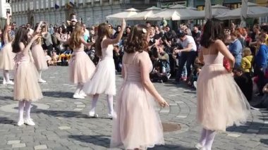 TIMISOARA, ROMANIA - 19 Nisan 2019: Union Square, TIMFLORALIS Uluslararası Çiçek Festivali 'nde bir grup genç bale yapıyor