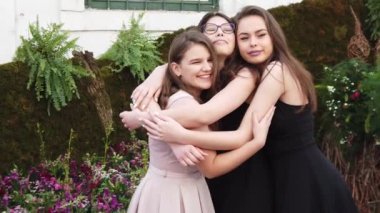 TIMISOARA, ROMANIA - 19 Nisan 2019: Liberty Square, TIMFLORALIS Uluslararası Çiçek Festivali hazırlıkları. Liseli kızlar birlikte fotoğraf çekiyorlar. Yavaş çekim görüntüleri