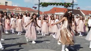 TIMISOARA, ROMANIA - 19 Nisan 2019: Union Square, TIMFLORALIS Uluslararası Çiçek Festivali 'nde bir grup genç bale yapıyor