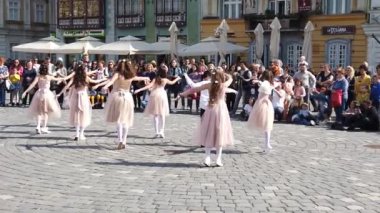 TIMISOARA, ROMANIA - 19 Nisan 2019: Union Square, TIMFLORALIS Uluslararası Çiçek Festivali 'nde bir grup genç bale yapıyor