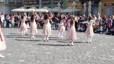 TIMISOARA, ROMANIA - 19 Nisan 2019: Union Square, TIMFLORALIS Uluslararası Çiçek Festivali 'nde bir grup genç bale yapıyor