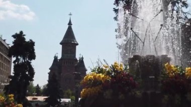 TIMISOARA, ROMANIA - 19 Nisan 2019: Zafer Meydanı, TIMFLORALIS uluslararası çiçek festivalinde çiçeklerle süslenmiş güzel bir çeşme. Yavaş çekim görüntüleri