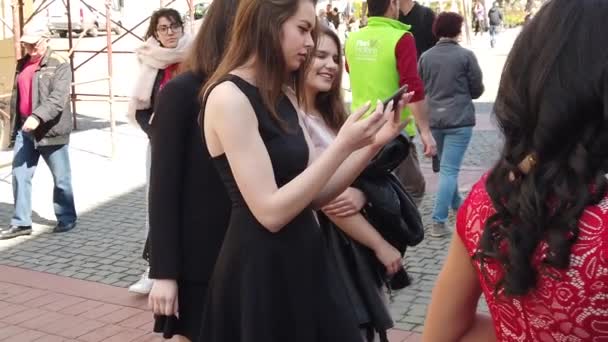Timisoara Romania 2019 Liberty Square Timfloralis 여대생들이 사진을 있습니다 — 비디오