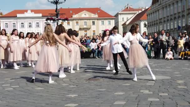 Timisoara Roménia Abril 2019 Union Square Grupo Crianças Está Realizando — Vídeo de Stock