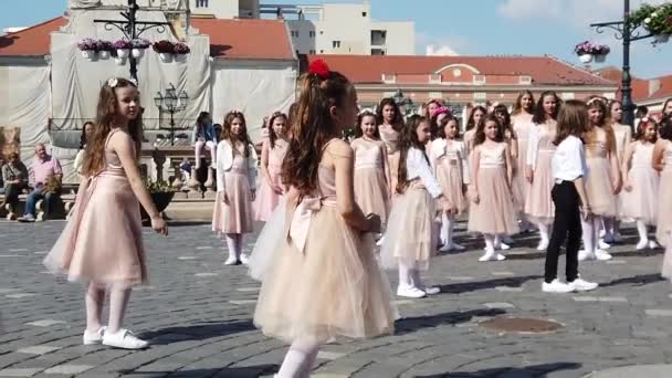 Timisoara Rumänien April 2019 Union Square Grupp Små Barn Dansar — Stockvideo