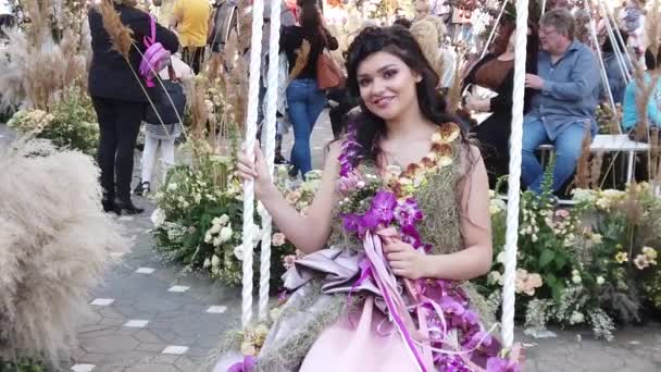Timisoara Romania 2019年4月19日 Victory Square Timflalis国際フラワーフェスティバル 花のドレスを着た祭りの女王が通りを歩いている スローモーション映像 — ストック動画