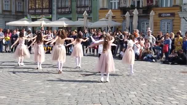 Timisoara Rumänien April 2019 Union Square Grupp Små Barn Dansar — Stockvideo