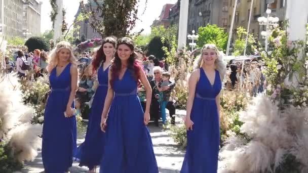 Timisoara Romania April 2019 Timfloralis International Flower Festival Woman Wearing — стоковое видео