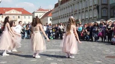 TIMISOARA, ROMANIA - 19 Nisan 2019: Union Square, TIMFLORALIS Uluslararası Çiçek Festivali 'nde bir grup genç bale yapıyor