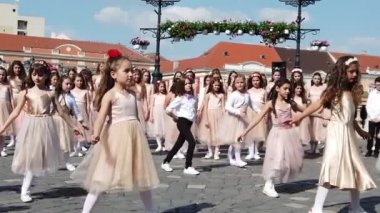 TIMISOARA, ROMANIA - 19 Nisan 2019: Union Square, TIMFLORALIS Uluslararası Çiçek Festivali 'nde bir grup genç bale yapıyor