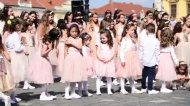 TIMISOARA, ROMANIA - 19 Nisan 2019: Union Square, TIMFLORALIS Uluslararası Çiçek Festivali 'nde bir grup genç bale yapıyor