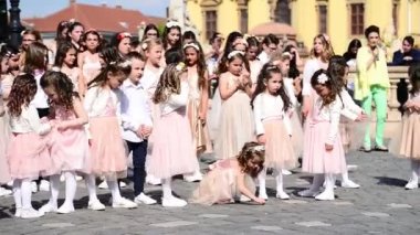TIMISOARA, ROMANIA - 19 Nisan 2019: Union Square, TIMFLORALIS Uluslararası Çiçek Festivali 'nde bir grup genç bale yapıyor