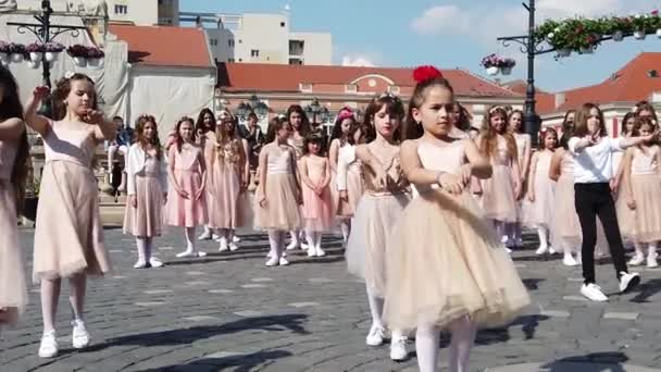 Тимисоара Румыния Апреля 2019 Года Юнион Сквер Группа Маленьких Детей — стоковое видео