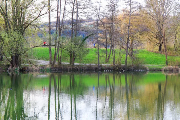 Regensburg Duitsland April 2022 Mensen Fietsen Een Landelijk Weggetje Bij — Stockfoto