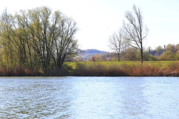 Regensburg Alemanha Pessoas Estão Andando Bicicleta Uma Estrada Rural Pôr — Fotografia de Stock