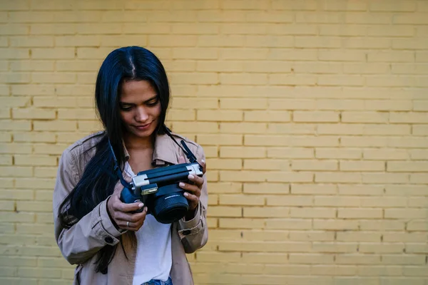 Een Meisje Met Een Camera Die Foto Maakt — Stockfoto