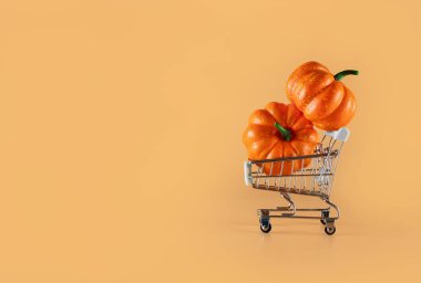 Turuncu arka planda Cadılar Bayramın kutlu olsun. Özel teklif sembolü. Düz dizayn. Tasarım elemanı. Kutlama konsepti. İndirimli fiyat işareti