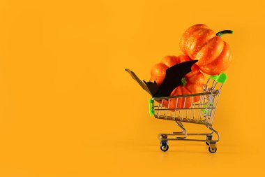 Turuncu arka planda Cadılar Bayramın kutlu olsun. Özel teklif sembolü. Düz dizayn. Tasarım elemanı. Kutlama konsepti. İndirimli fiyat işareti