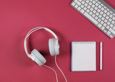 Kırmızı arkaplanda pankart, düz plan, ev ofisi, çevrimiçi eğitim, webinarlar, seminerler, blog eğitimi.