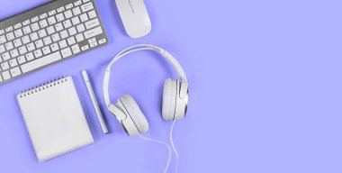 Çok peri lavantalı mor eflatun arka plan, düz düzen, ev ofisi, çevrimiçi eğitim, webinarlar, seminerler, blog eğitimi.
