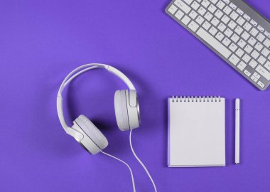 Renkli bir lavanta rengi üzerine pankart çok peri arkaplan, düz yatak, ev ofisi, çevrimiçi eğitim, webinarlar, seminerler, blog eğitimi