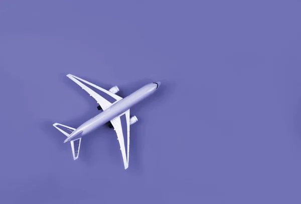 Avião, em miniatura em fundo muito peri lavanda. — Fotografia de Stock