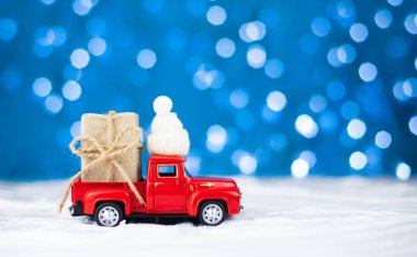 Ev teslimi konsepti. Noel ve Yeni Yıl için kışın hediye teslimatı. Satışlar, alışveriş.