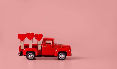Pembe arka planda alımlar, hediyeler ve paketler için parlak paketleme