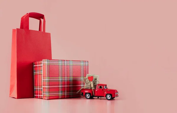 Embalagem brilhante para compras, presentes e encomendas em um fundo rosa — Fotografia de Stock