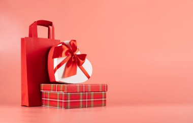 Pembe arka planda alımlar, hediyeler ve paketler için parlak paketleme