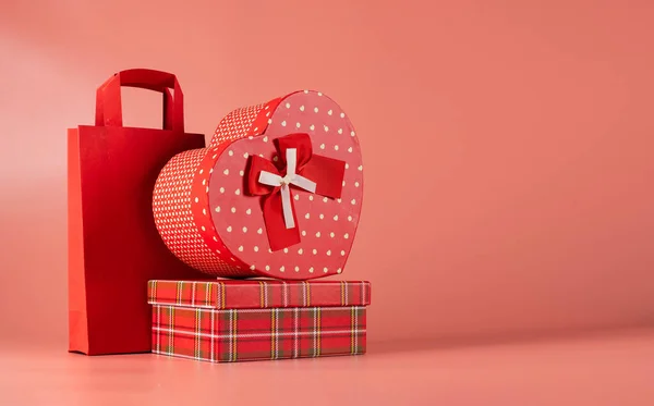 Bright packaging for purchases, gifts and parcels on a pink background — Fotografia de Stock