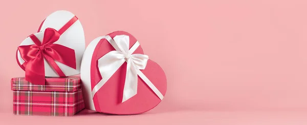 Bright packaging for purchases, gifts and parcels on a pink background. The concept of delivery of gifts and parcels for the holidays valentines day, pleasant surprises. Shopping, sale, promotion — Fotografia de Stock
