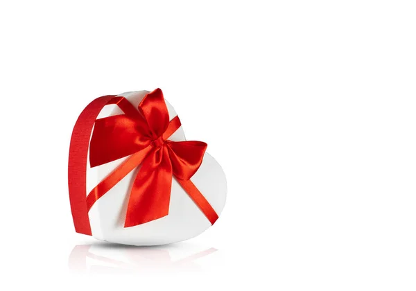 Gift box in the shape of a heart on a isolated white background. — Fotografia de Stock