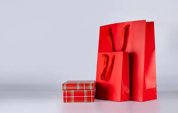 Varie dimensioni di sacchetti regalo vacanza shopping su sfondo bianco. Colore rosso. — Foto Stock