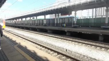 4K stok videosu. Moskova istasyonu, tren geliyor. Konsept seyahatte, tatilde, işte. Turist gezileri.