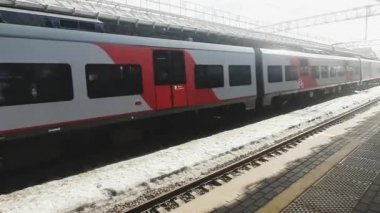 4K stok videosu. Moskova istasyonu, tren geliyor. Konsept seyahatte, tatilde, işte. Turist gezileri.