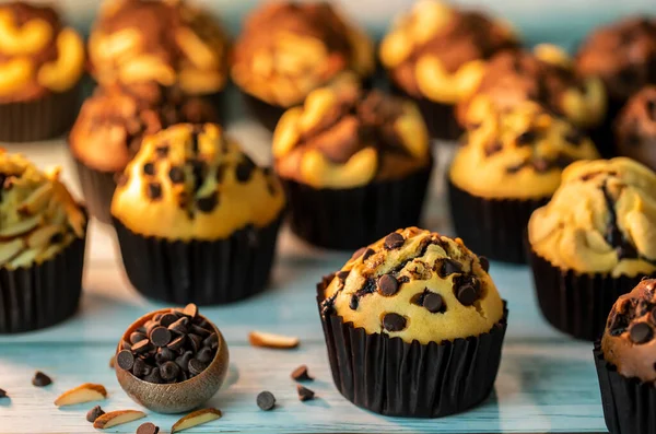 Čerstvé Domácí Lahodný Vanilkový Čokoládové Muffiny Papírové Košíčky Držáku Cookie — Stock fotografie