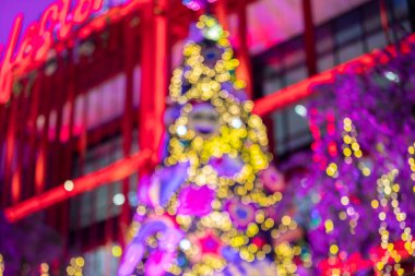 Yılbaşı ağacında bulanık ışık kutlaması, mutlu yeni yıl arkaplanı.