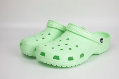 Bangkok, Tayland - 12 Ağustos 2018: Motif tasarımlı bir çift yeşil timsah sandaleti beyaz arka planda izole edildi.