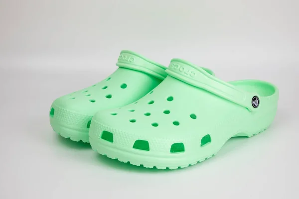 Bangkok Tailandia Agosto 2018 Par Sandalias Crocs Verdes Con Diseño —  Fotos de Stock